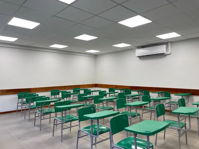 Sala de aula reformada pela WS Construcoes